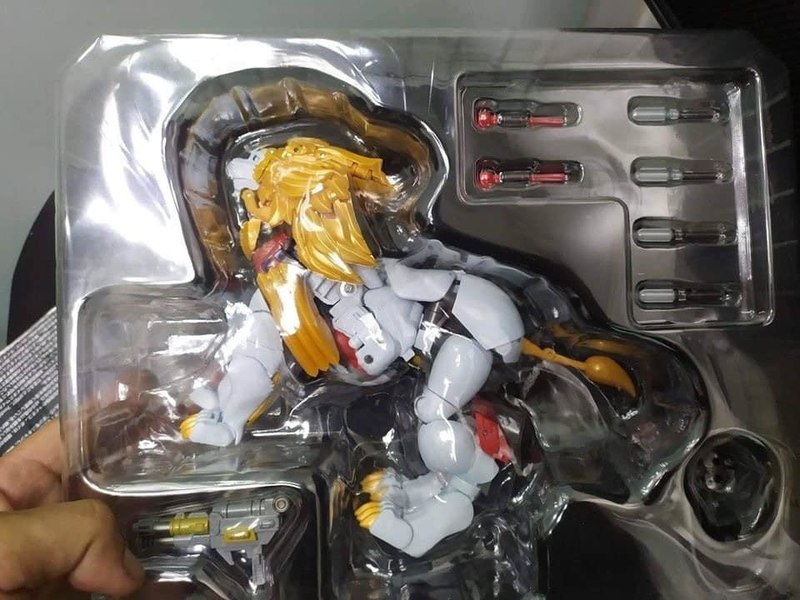 MP 48 Lio Convoy Beast Wars II Masterpiece  In Hand Images Of  (18 of 20)